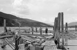 Fløtere i arbeid ved Lillehammer lense, der tømmer fra bygde