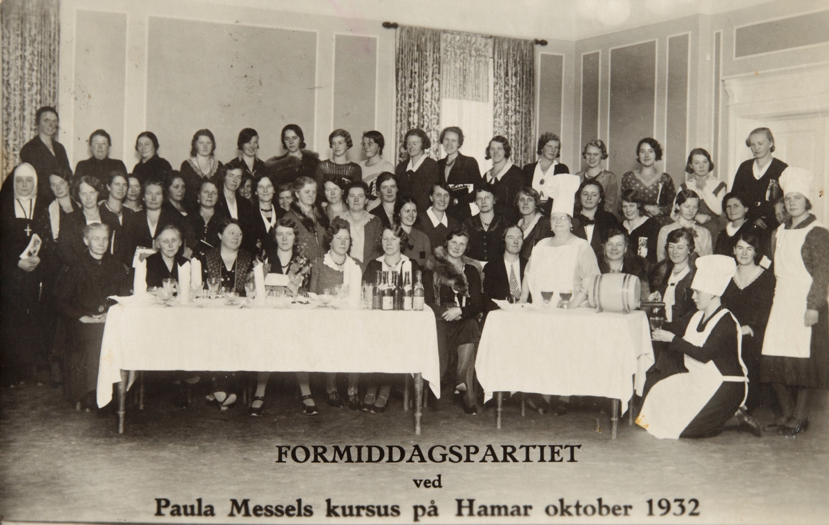 Postkort, Hamar, Paula Messel (1876–1946) fra Arendal reiste land og strand rundt for å demonstrere matlaging og konditorvarer, gruppbilde av kurset i formiddagspartiet på Hamar 1932,