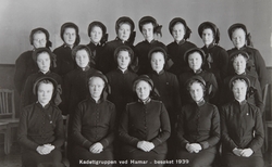 Postkort, Hamar, Frelsesarmeen, gruppe 19 kvinner i uniform,