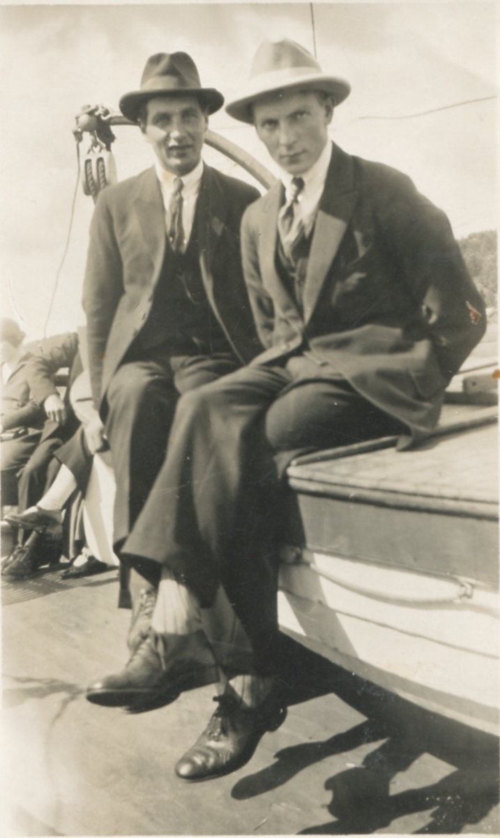 Syskonen Georg (1899 - 1984) och Harry Fredriksson (1905 - 1986), Livered "Signes", okänt årtal.