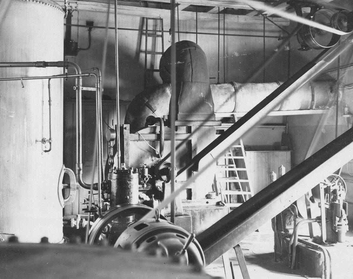 Interiör från fläkt- och pumprum i Gäddvikens Superfosfatfabrik. Foto 1920.