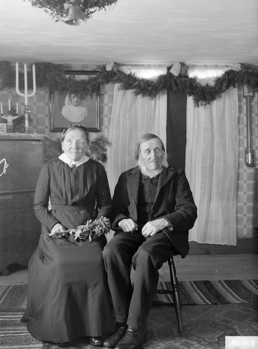 Före detta hemmansägare Jonas Peter Tollin och Emma Ljungström firar diamantbröllop. Dagen är den 29 december 1923. Platsen är parets bostad Fridhem, ett undantag till Attarp i Svinhult.
