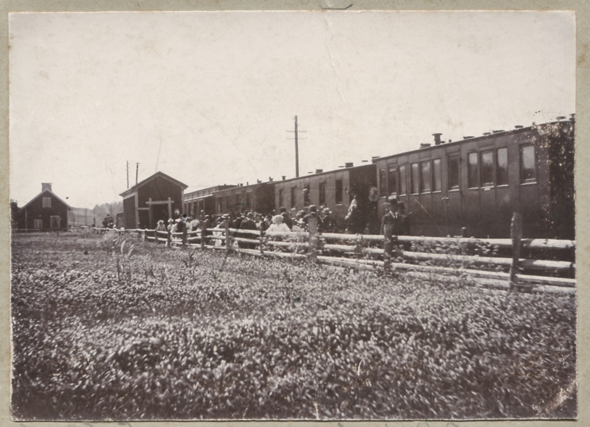 Kållereds hållplats cirka 1888 - 1909, Till vänster ses banvaktsstugan. Till höger, innanför staketet, ses resenärer vid tåget, ungefär där hållplatsen mot Göteborg idag är placerad. Området är omgärdat av ängsmark.