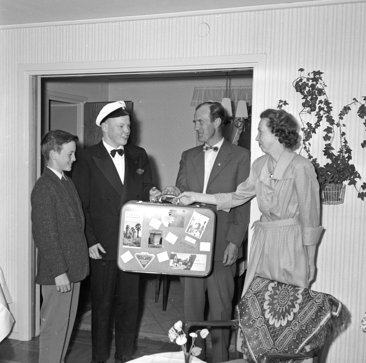 Student Runström får en dekorerad resväska av sin familj