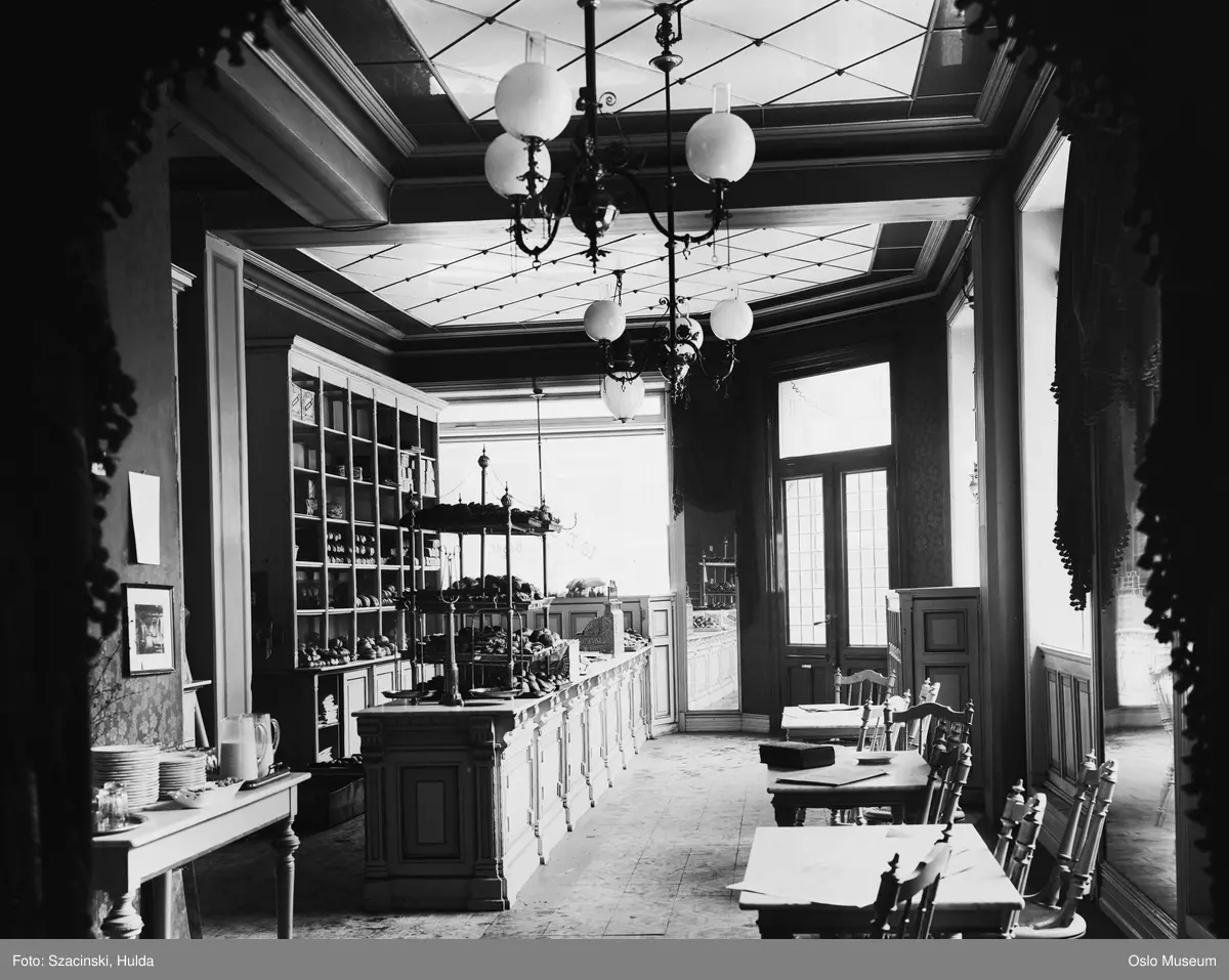 Baker Samsons utsalg og konditori i Karl Johans gate 20. - Oslo Museum ...