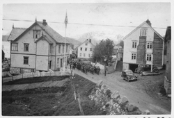 17. maitog på Sjøvegan i Salangen. Et hus er under restaurer
