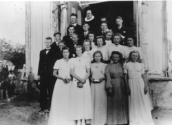 Konfirmasjon, gruppebilde på trappen, Sandstad kirke, 1942
