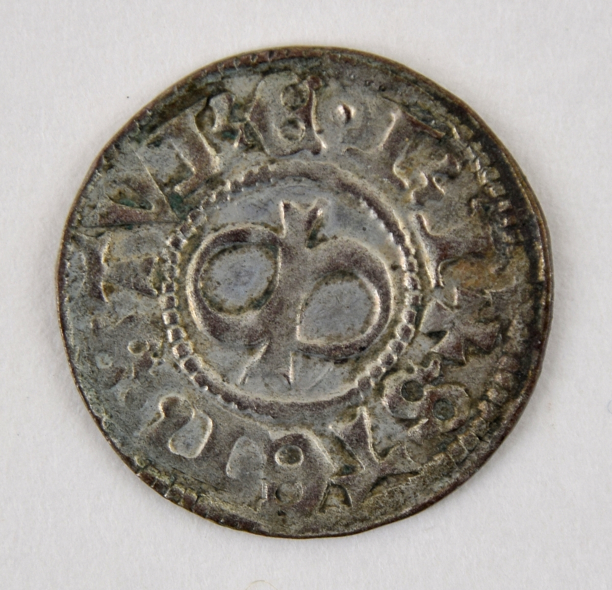 Två (a och b) likartade medeltida silvermynt.
halv örtug
Sten Sture d.y.
Stockholm