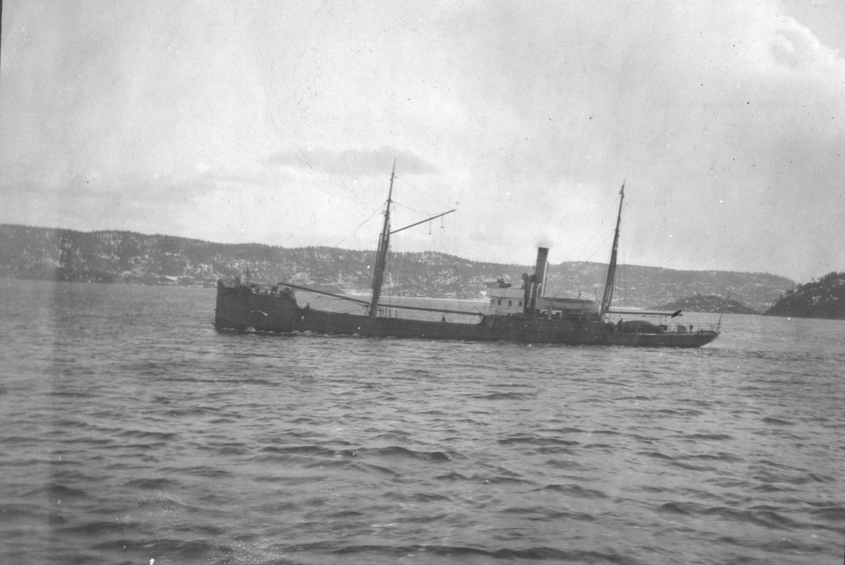 Krystal med Stabbestadlandet i bakgrunn.to-mastet dampskip.08.03.1906. Kjørte med islast.