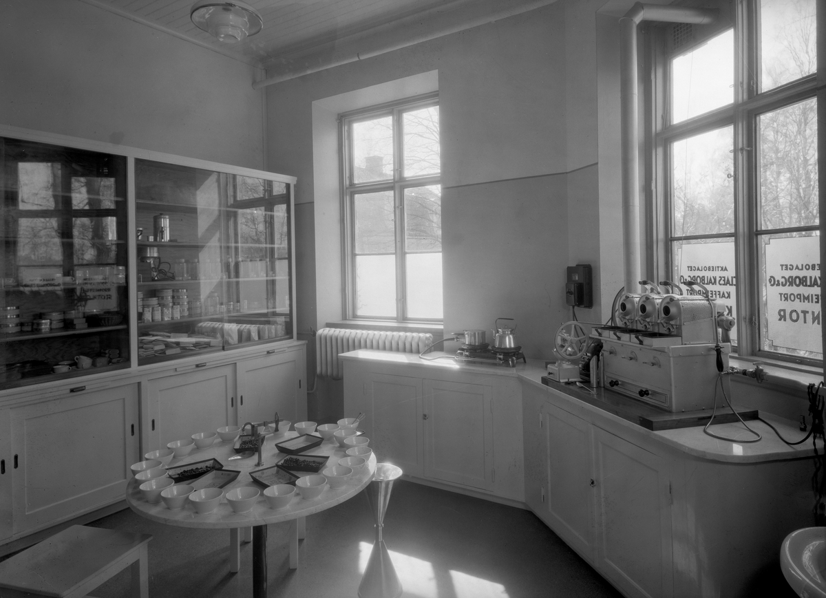 Bildsvit från Kalborgs kafferosteri på Älvgatan 39. Huset användes tidigare av Yllefabriken men efter brand i lokalerna på Drottninggatan 4 flyttade Kalborgs dit. Bilden tagen 1935.