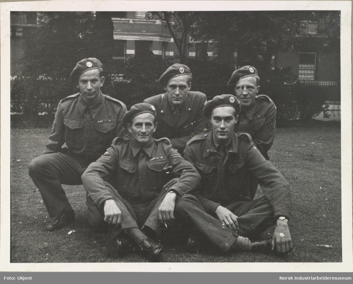 Sprengningspartiet under Gunnerside operasjonen samlet i London. Fire av de kledd i Britisk Battle uniform, en i offisertjeneste uniform med Sam Brown belte.