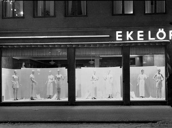 Skyltdockor i skyltfönstren hos Ekelöf & Svensson.
1872 etablerade fröknarna Hilda Ekelöf och Carolina Svensson en detaljaffär i manufaktur. Vacklande hälsa gjorde att firman 1897  överläts till Wilh. Welin som skapade nya avdelningar, till exempel flaggtillverkningen (1900) och en syatelje för klänningar (1905) samt en modeaffär (1914) där bland annat Josefin Baker gick modell.  Sommaren 1999 lades verksamheten ner på grund av olönsamhet.
Källa: Nyblom-Svanqvist, Näringsliv i Värmland, 1945 och Värmlands Folkblad.