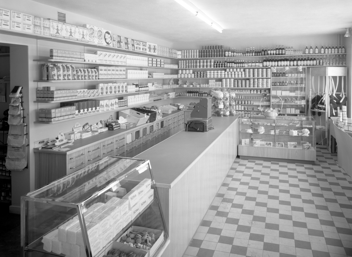 Bild tagen på uppdrag av Molinders snickerier med butiksinredning som specialitet. Denna gång hade Daniel Petterssons livsmedel i Forshaga anlitat Molinders. Bilden togs 1942.