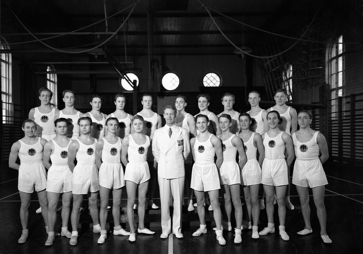 Läroverkets gymnastiktrupp år 1943.