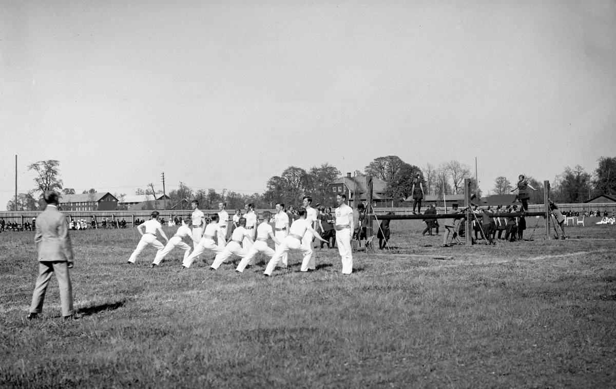 Gymnastikuppvisning på Tingvalla på en bild tagen i början på 1920-talet.