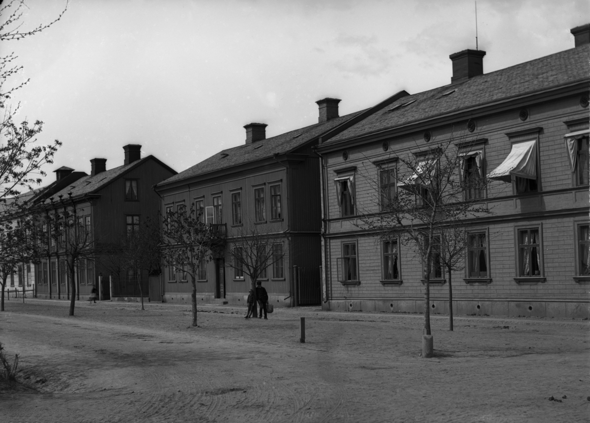 Från höger: Hamngatan 10-14 ca år 1890. Husen byggdes 1876, 1869 respektive 1874. Hörnhuset stod tomt och brann den 29 april 1955. De 2 övriga revs i mitten på 1970-talet.