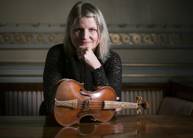 Portrett av Astrid Kirchner med sin fiolin,