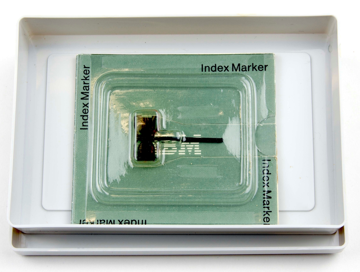 Föremålet är en grå plastlåda. Locket har en etikett med texten "1208545 = Markeringspennor  
till IBM chefsdiktadfonen"

I lådan ligger 1 förpackningar med en markeringspenna. De är förpackade i plast på en grön kartong.