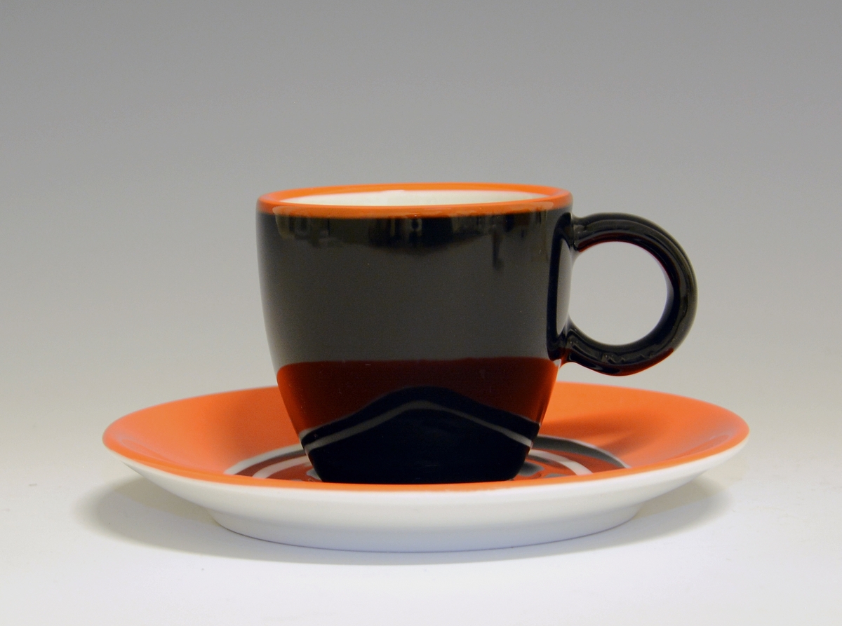 Kaffeskål av porselen. Rød og sort organisk dekor.
Modell: Barista, forgitt av Poul Jensen.
Dekor: Gama.
