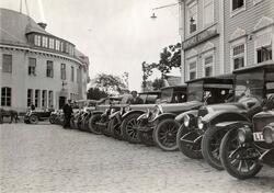 Drosjer oppstilt i Stavanger sentrum 1920