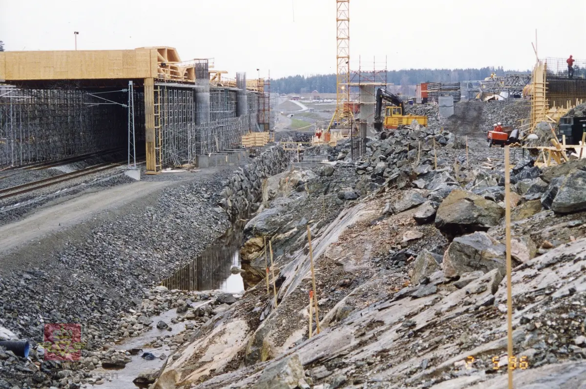 Bygging av Grimsrud bru E6 syd Follo 2. juni 1996. 
Bilder fra Region øst  Romerike distrikt  Akershus.