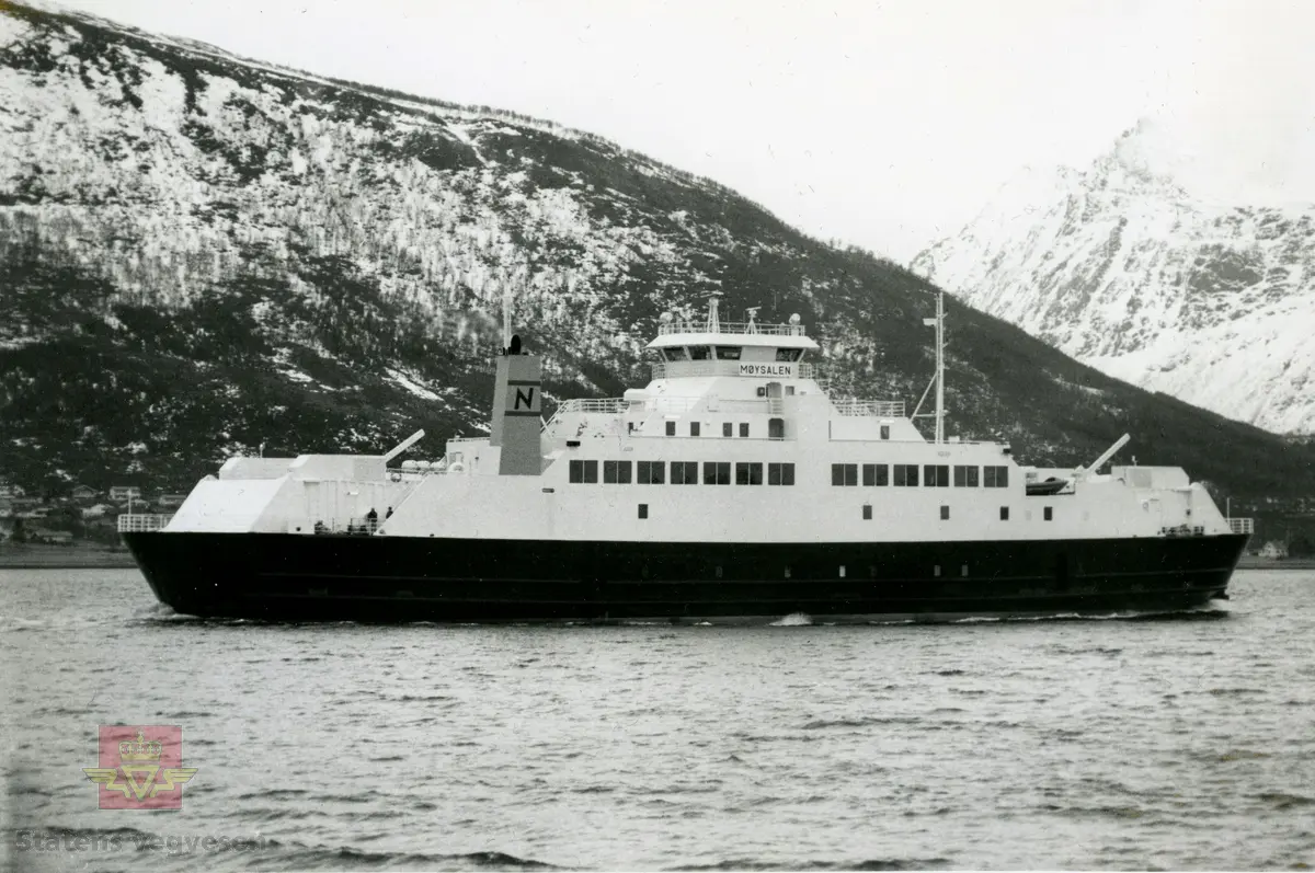 Ferga MF "Møysalen" ble overlevert til selskapet Nordtrafikk i 1993, og bildet er trolig tatt når fergen var helt ny. Ferga lå en lengre periode ved kai på Sortland før hun ble satt inn i sambandet Melbu - Fiskebøl. (Opplysninger fra Kristian Horsevik)
