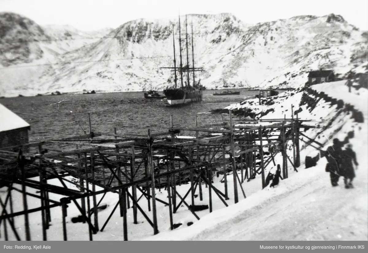Honningsvåg, Holmbukt. Den finske seilskute "Moshulu" på grunn utenfor "Svanenesset". Fiskehjeller i forgrunnen langs veien. Oktober 1942.