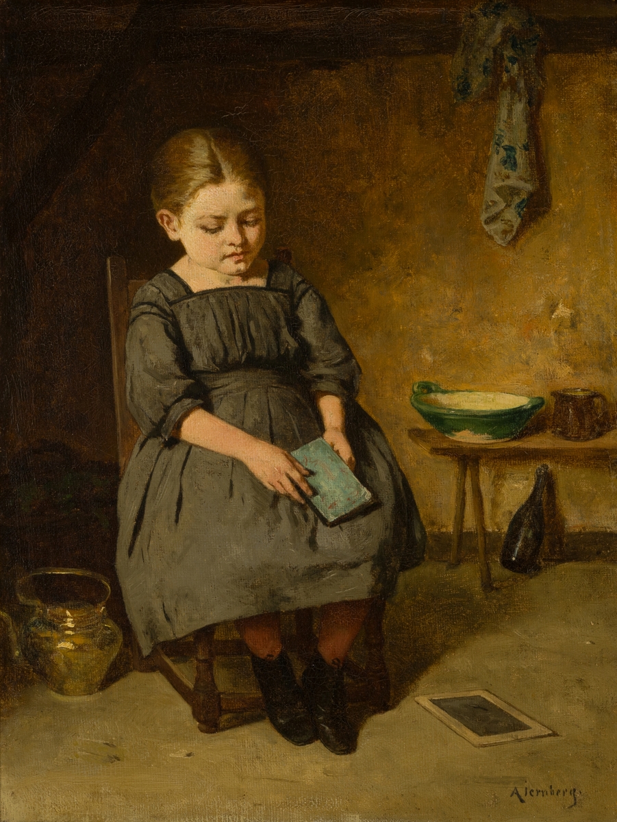 I förgrunden på en stol sitter en liten flicka i grå klädning, håller bok i knät; till vänster på golvet en mässingskanna; till höger en butelj och en bänk med ett grönt fat och en mugg