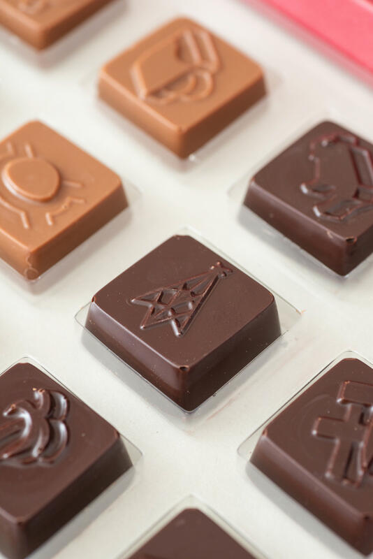 Bilde av sjokoladeruter med symboler på?