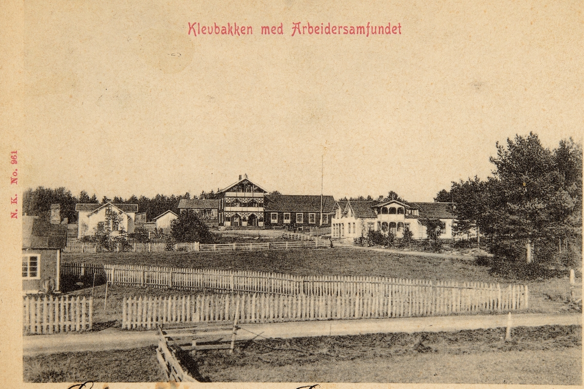 Postkort, Løten, Klevbakken, Ådalsbruk Arbeidersamfunn, Bygd som Ådalsbruk Folkehjem i 1892, til høyre Akers Kafe', sletta i forgrunnen ble brukt som lekeplass, til friluftsmøter og turnoppvisninger,