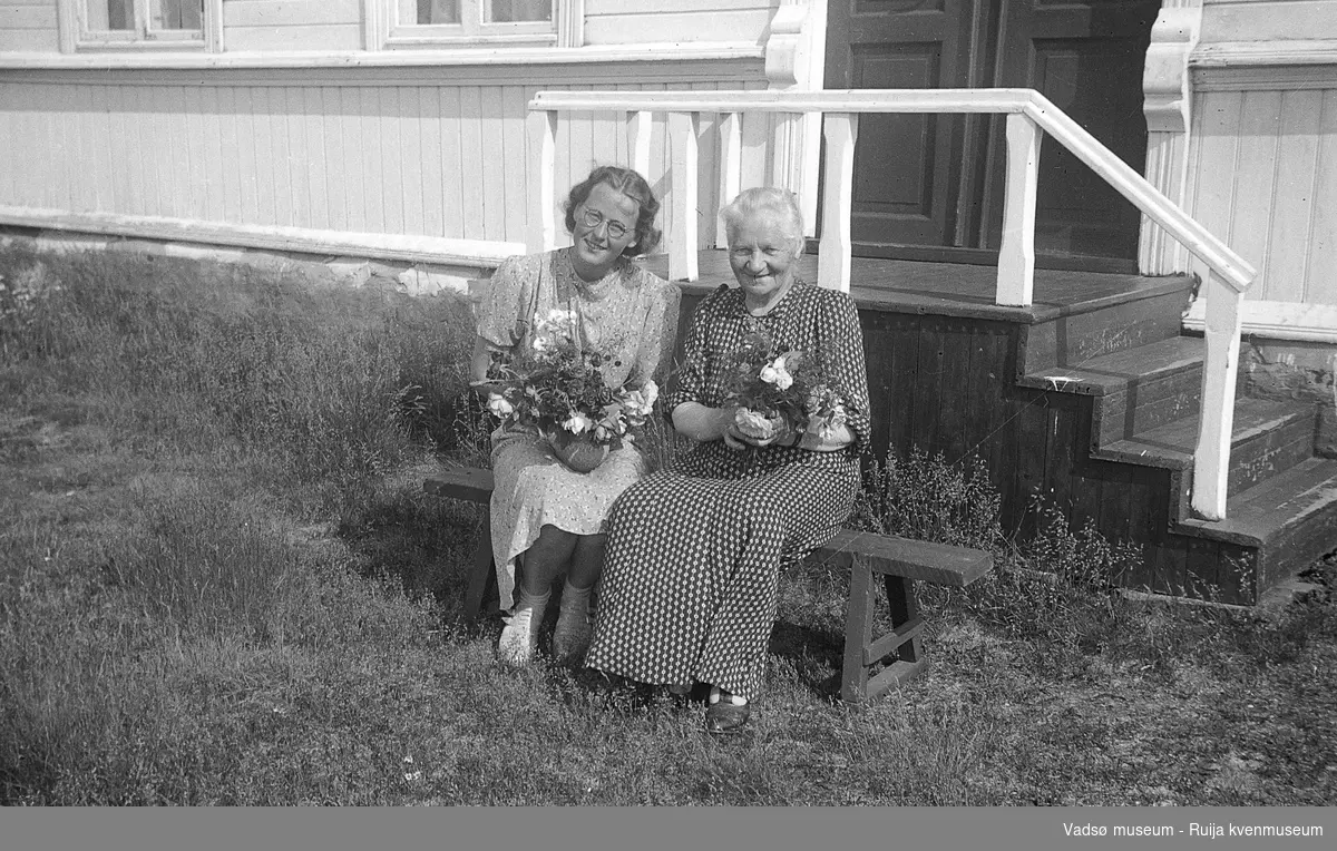 Elisabeth Ballo og Ragnhild Horne sommeren i 1941. De sitter utenfor Ballos hus i Andersby.