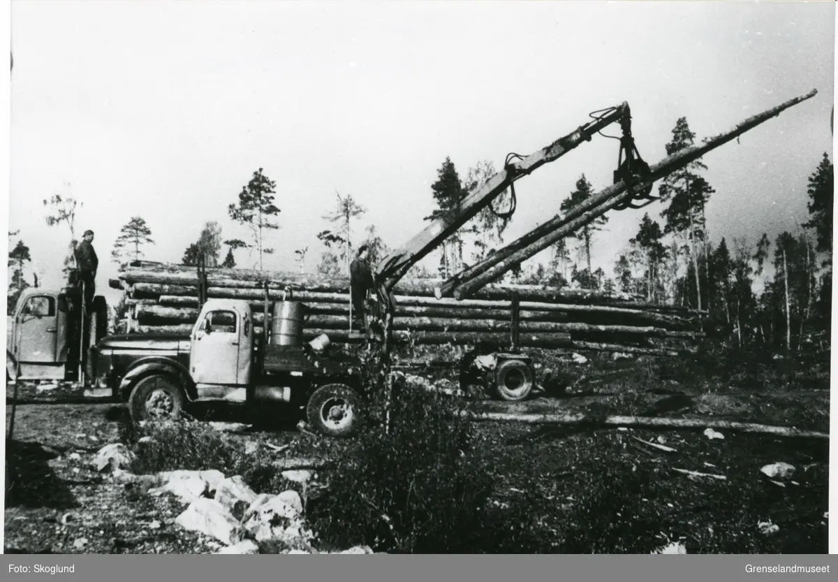 Tømmerkjøring med lastebil. Reidar Hansen og Halvar Mortensen i arbeid. Mekaniseringen av skogbruket siste halvdelen av 1950årene og først i 1960årene. 