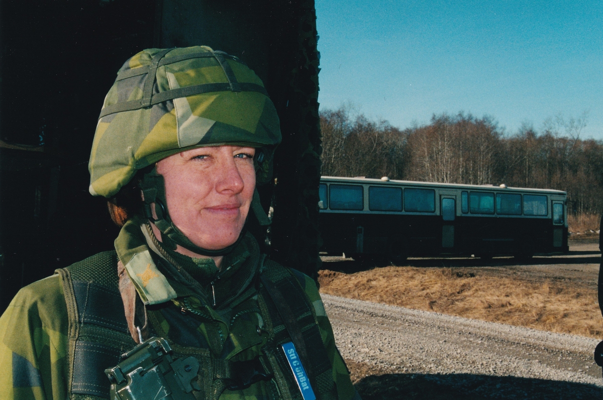 Stf Underhållsbataljonchefen väntar på HM Konungen i Skövde 2003