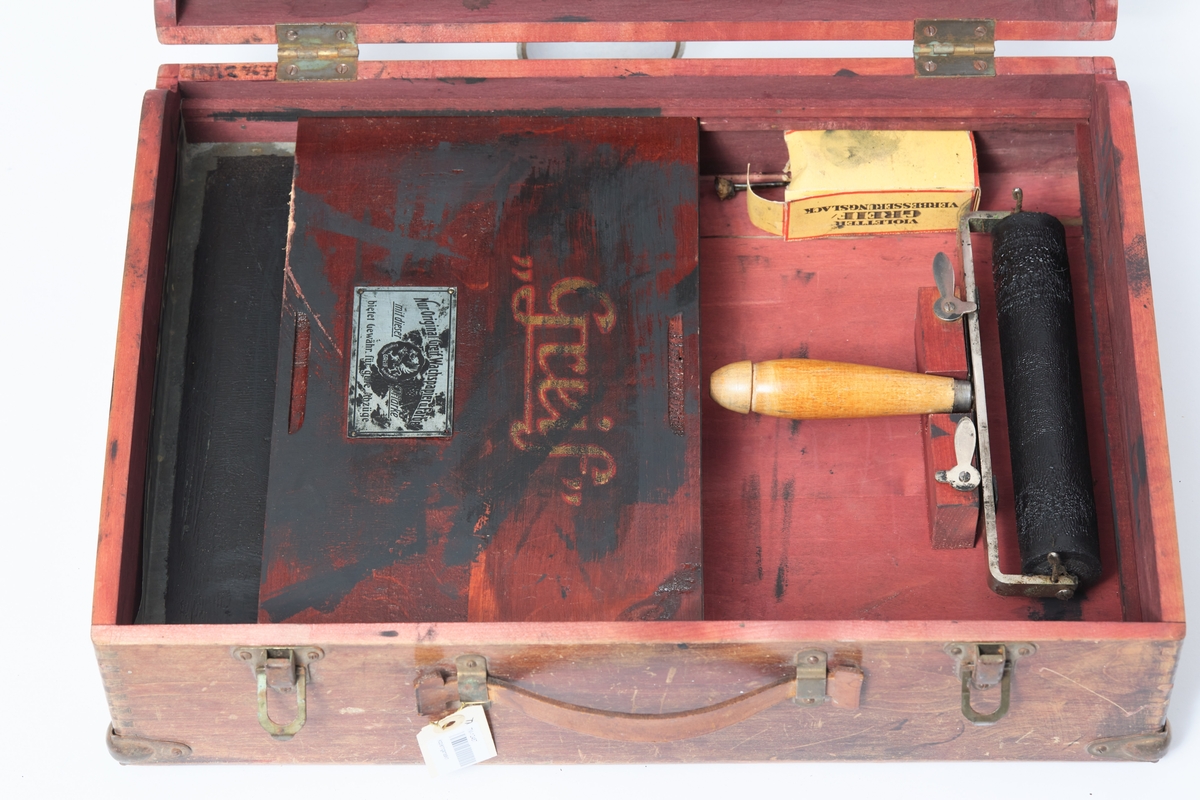 Manuell kopimaskin, ser ut som en koffert, rød-brun