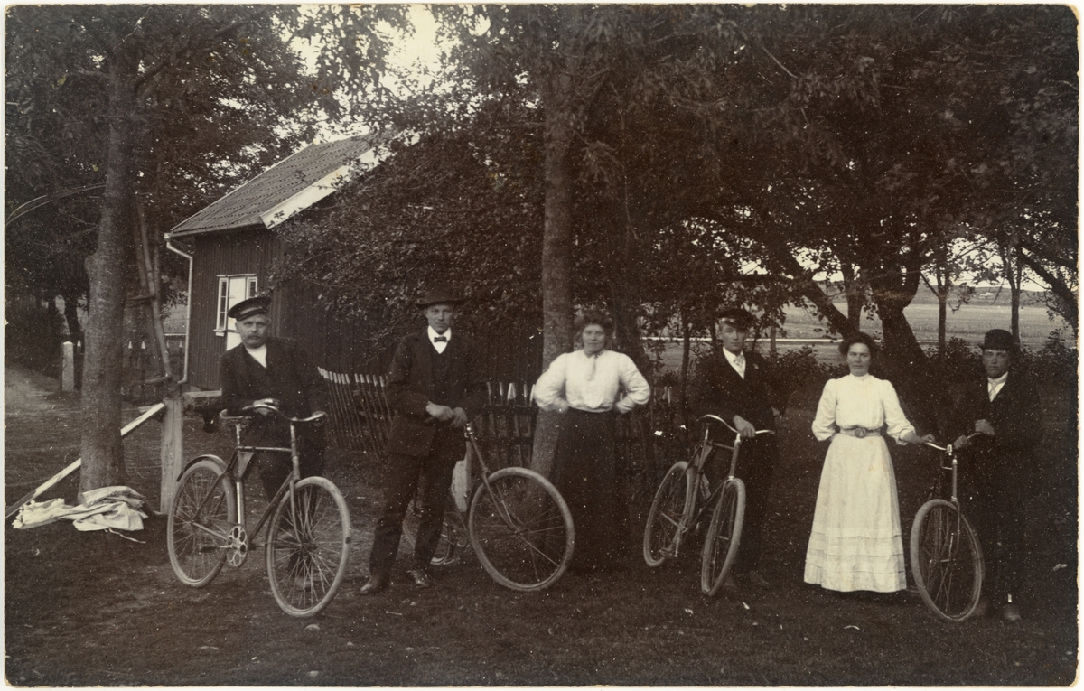 Sällskap med cyklar. Andra från höger-Ester Lidberg