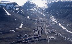 Longyearbyen fra helikopter.