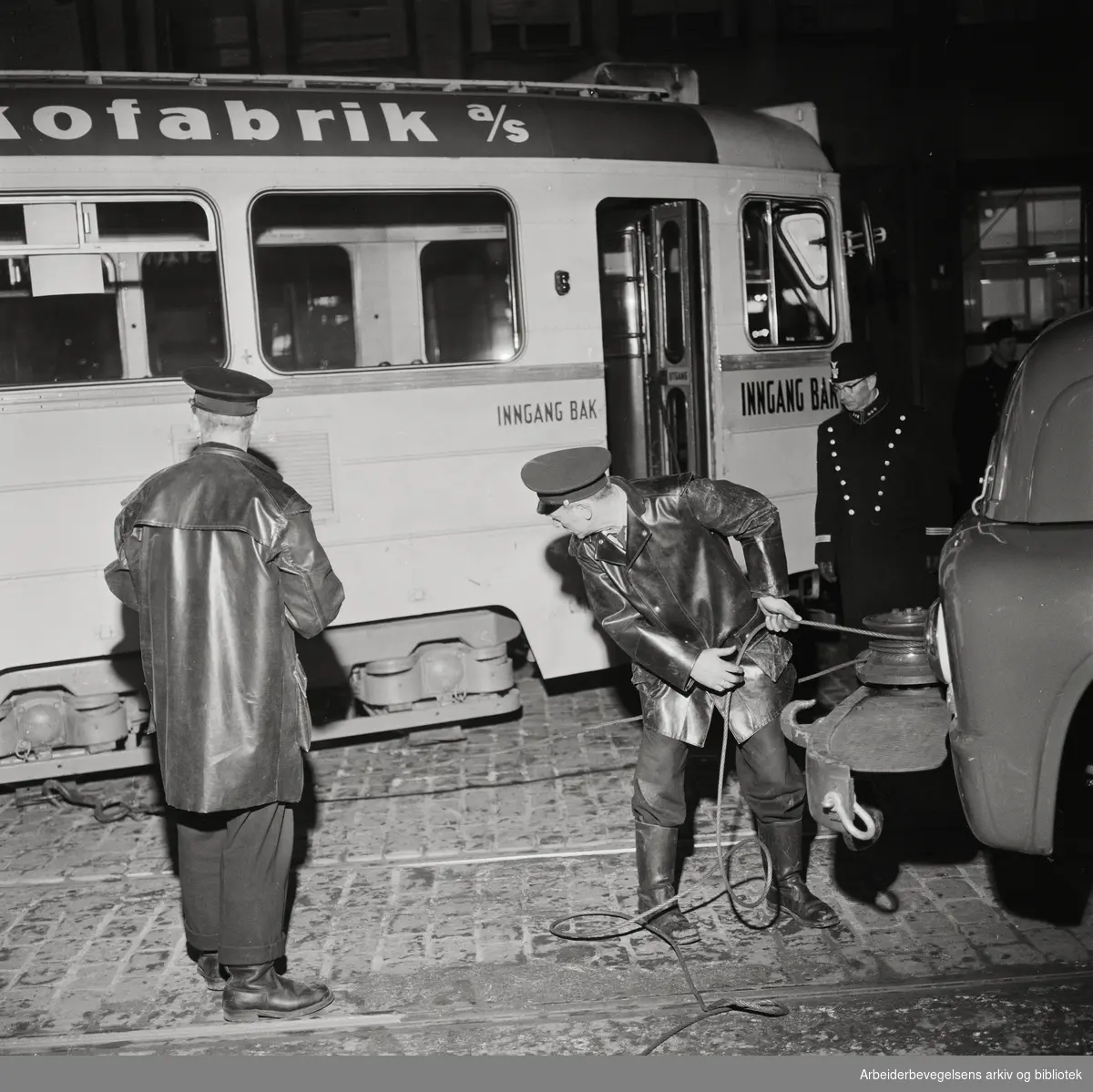 Trafikkaos i Oslo sentrum etter kollisjon mellom lastebil og trikk på hjørnet av Kirkegata og Tollbugata. 20 januar 1960