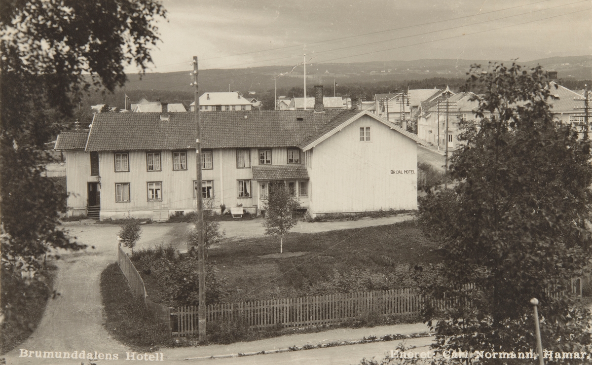 Postkort, Ringsaker, Brumunddal hotell, baksiden av Øverbakken, Furnesvegen,