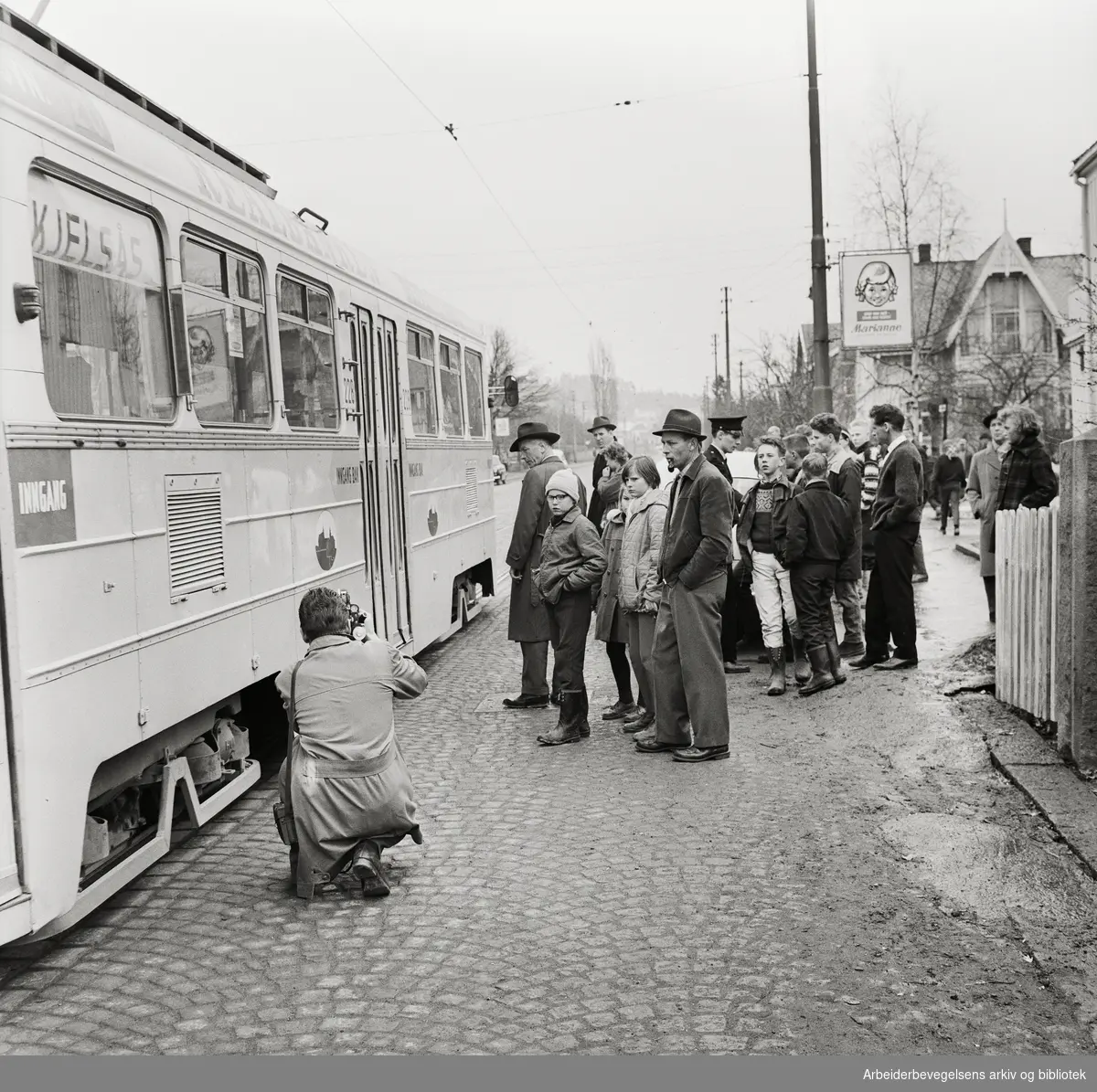 Filmfotograf dokumenterer åstedet etter en trikkeulykke på Storo. April 1962