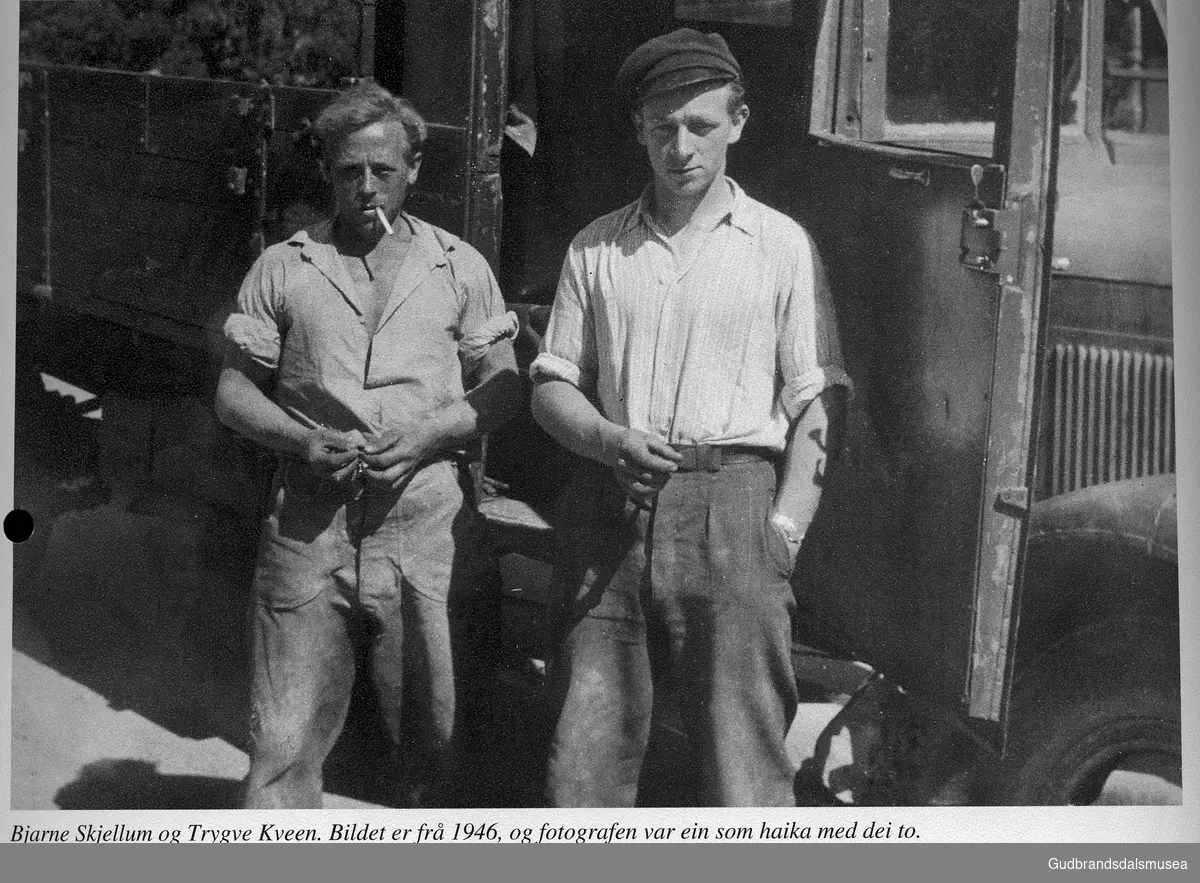 Bjarne Skjellum og Trygve Kveen. Bildet er frå 1946, og fotografen var ein som haika med dei to.
Utlån: Trygve Kveen

Vågåkalenderen 2001, utgjevar: Vågå Kameraklubb
