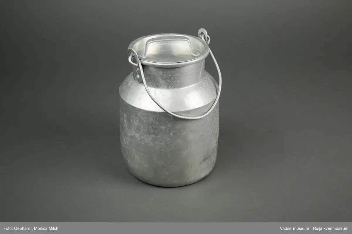 Sylinderformet aluminumsbeholder til oppbevaring og transport av melk. Spannet har hals, hengslet hank og lokk med håndtak. Kapasiteten til melkespannet er på 2 liter.