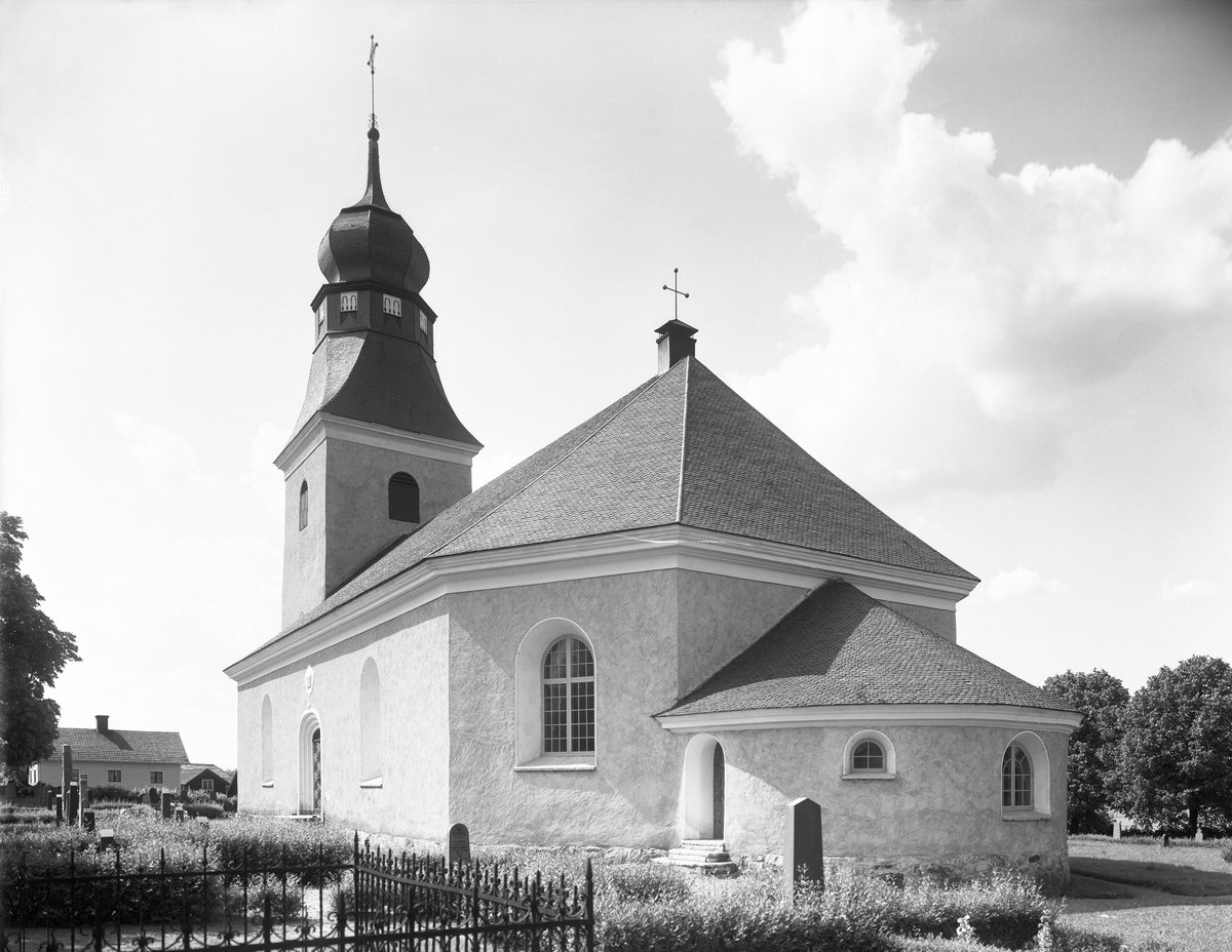 År 1785 skrevs kontrakt med byggmästarna Sven Dahlberg och Jöns Hederström om uppförande av ny kyrka i Regna. Avtalet inkluderade även rivning av den gamla sockenkyrkan. Efter två år stod den nya kyrkan på plats, även om mycket inredningsarbeten kvarstod.