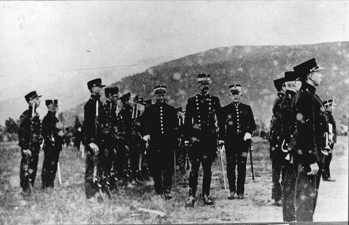 Kong Haakon VII inspiserer soldater.