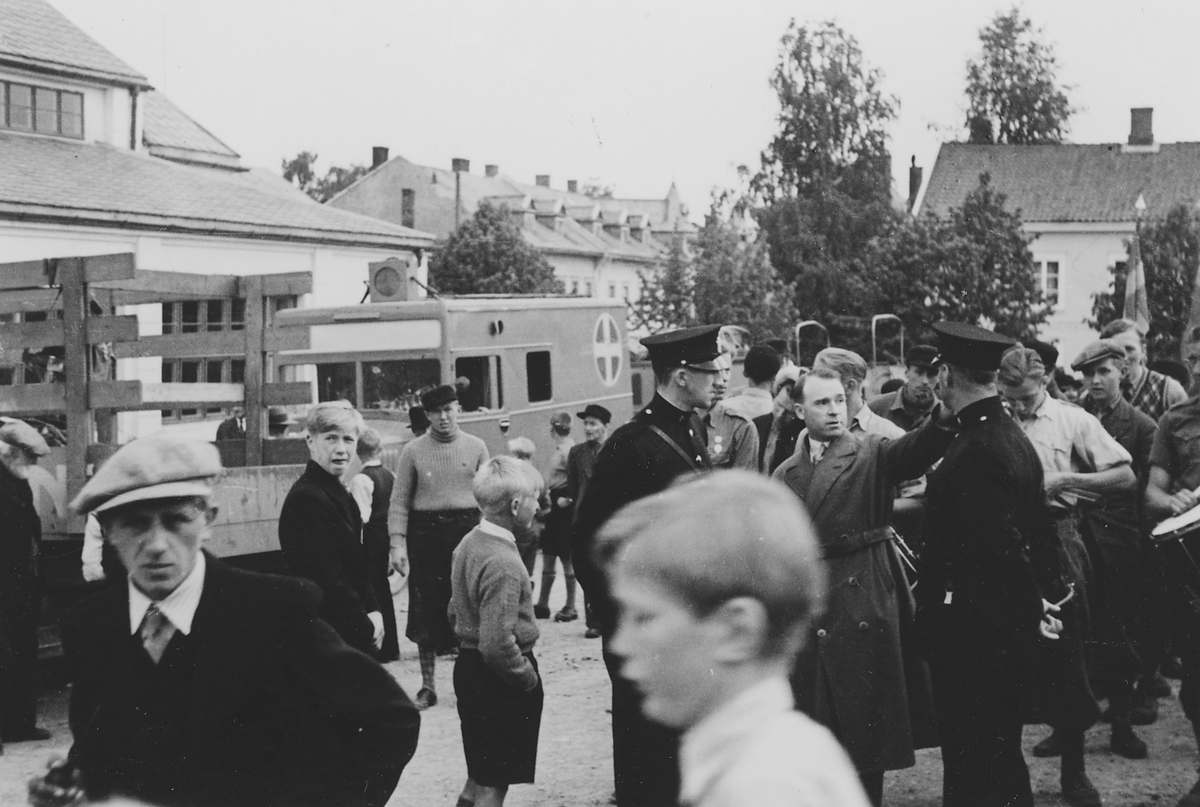 Nasjonal Samlings møte på Nytorvet i Gjøvik pinsen 1936, . Møtet forløp fredelig i motsetning til Torvslaget Kr. Himmelfartsdag 21. mai 1936.