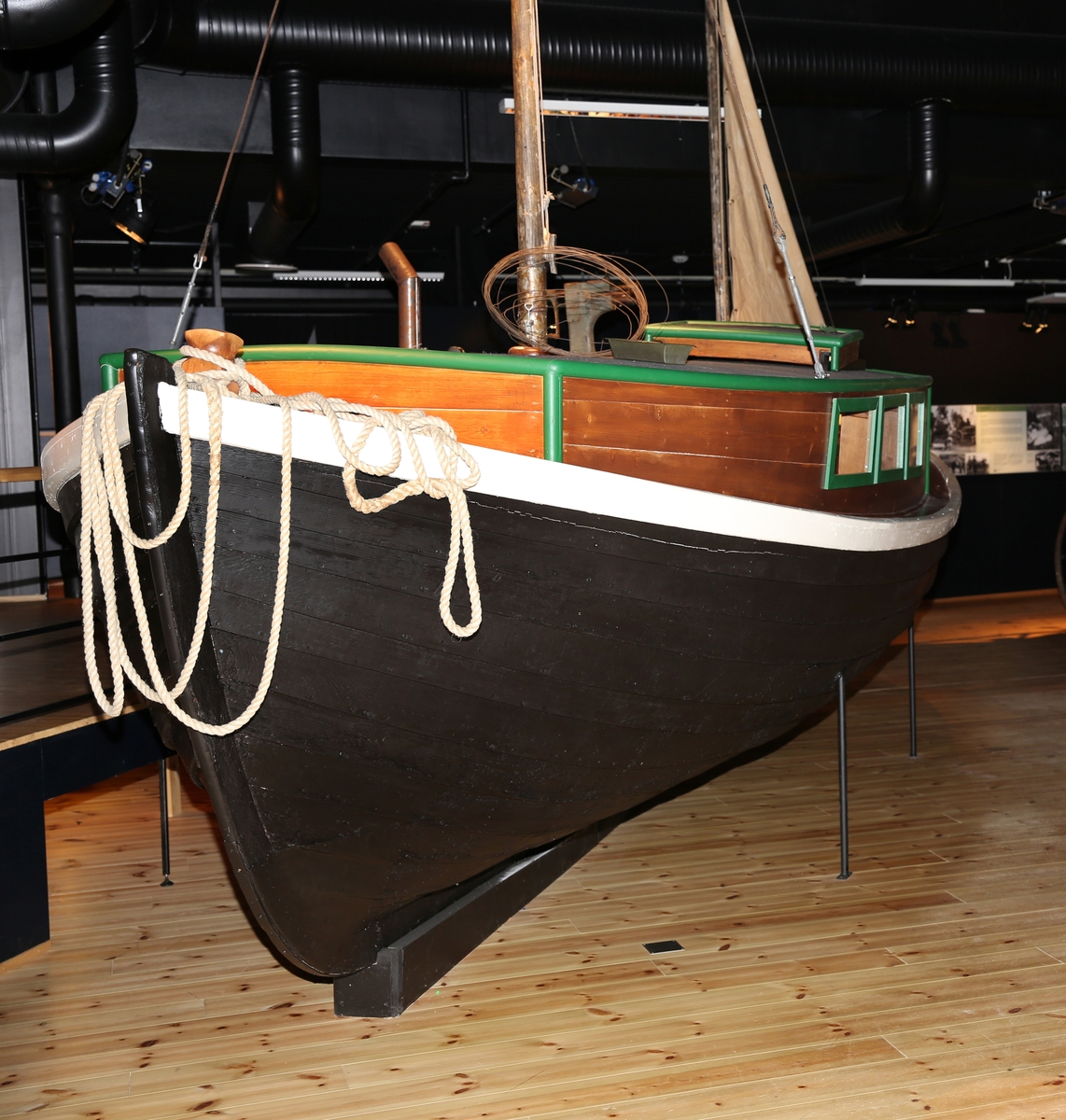 Båt brukt av båtreisende romanifolk/tatere, langs kysten av Norge. Overbygd "oppholdsrom". Utstyr til metallarbeid (takrenner) påmontert utvendig. Inngår i utstillingen "Latjo drom".