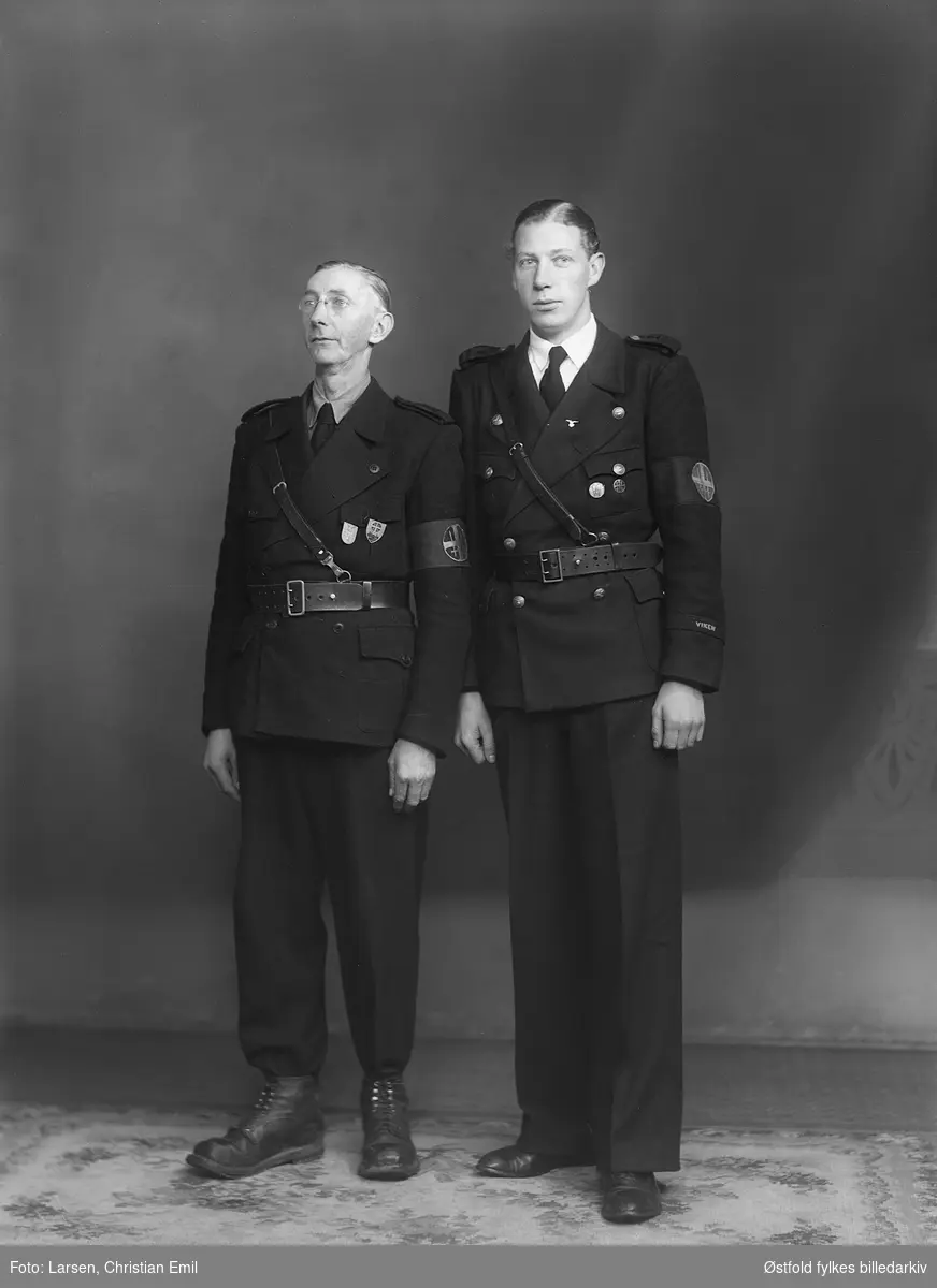 Portrett helfigur av to ukjente menn i hirduniform, 1942-43. Påsydd merke på armen: Viken.