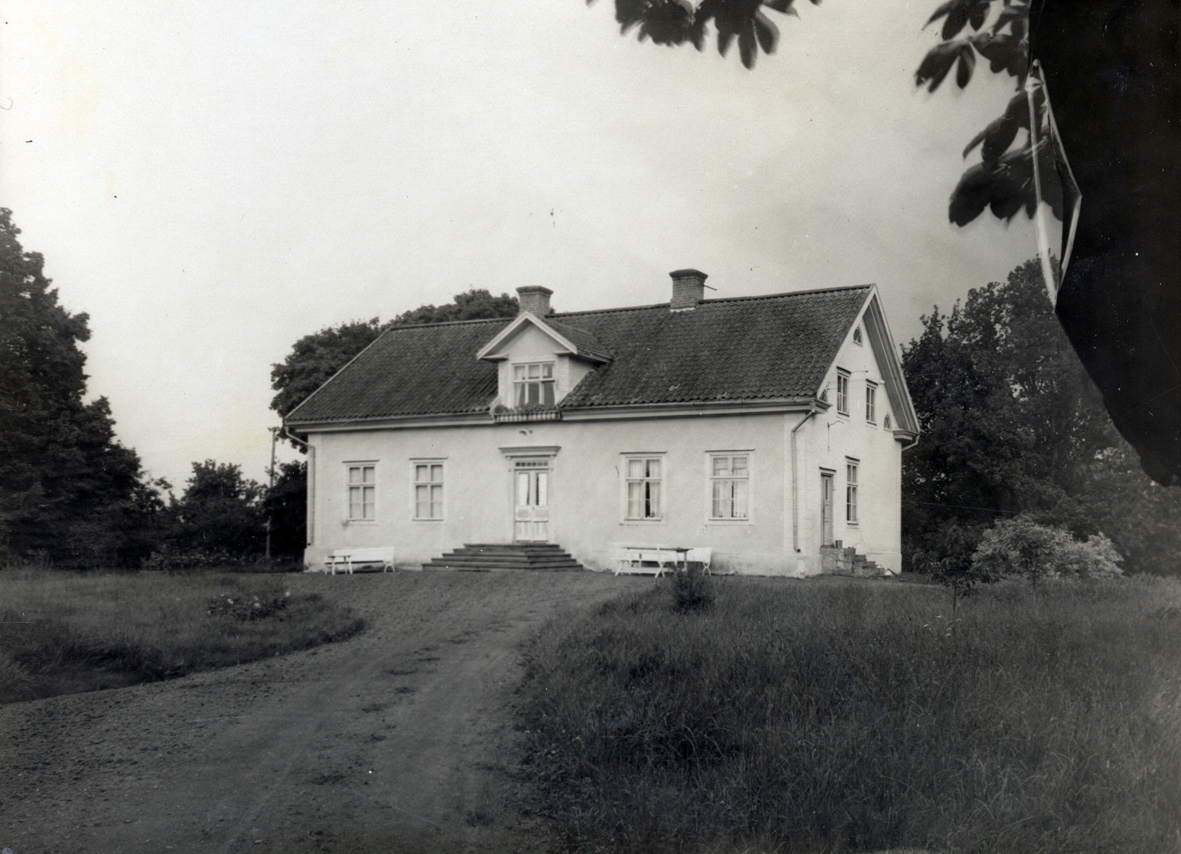 Högsby gård. Huvudbyggnaden. Putsat trähus med sadeltak. Sannolikt uppfört mot slutet av 1800-talet.