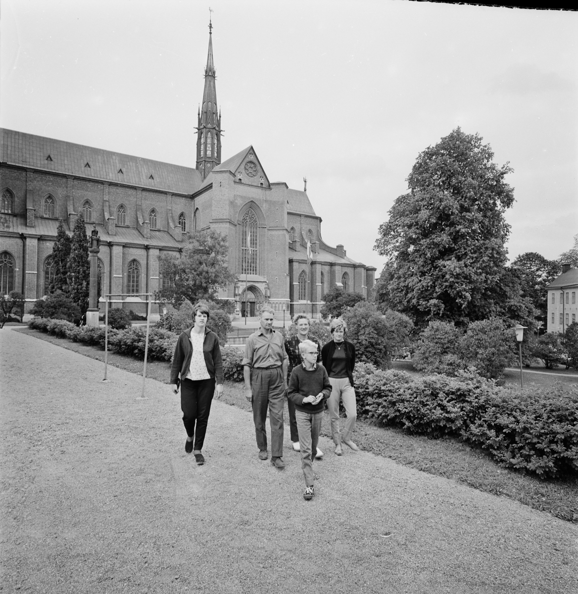 "Glada semestersvenskar besöker gärna Uppsala" 1964