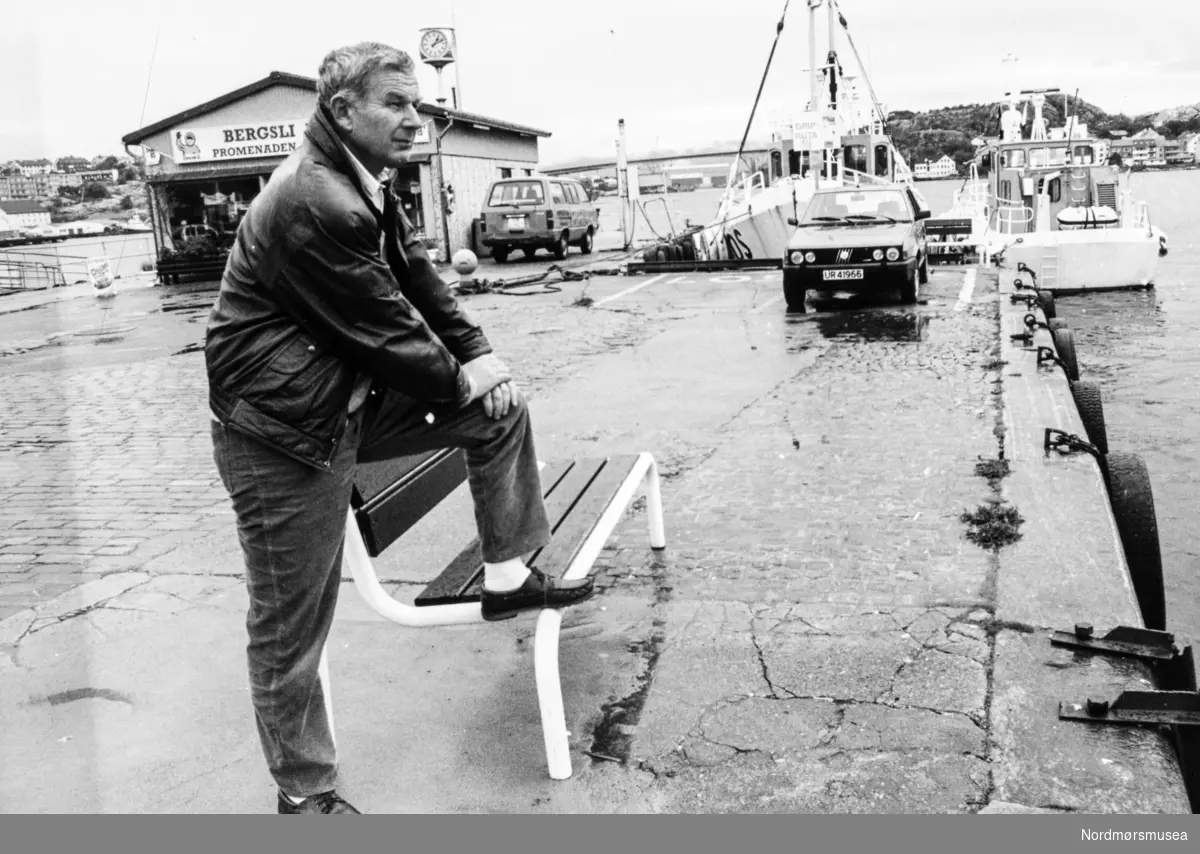 Byingeniør Arne Megaard på Piren på Kirklandet i Kristiansund. I bakgrunnen ser vi Bergsli AS med Promenaden Grill. Bildet er fra avisa Tidens Krav sitt arkiv i tidsrommet 1970-1994.