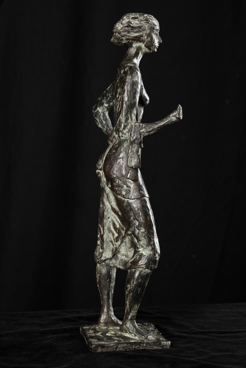 Modell till skulpturen föreställande Eva Lisa Holtz, mer känd som Sola i Karlstad, servitris på Stadshotellet. Skulpturen finns i större skala på Residenstorget, Karlstad.